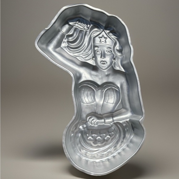 VTG 1978 Wilton Wonder Woman Aluminum Cake Pan Baking Mold #502-7679 DC Comics - Picture 2 of 3